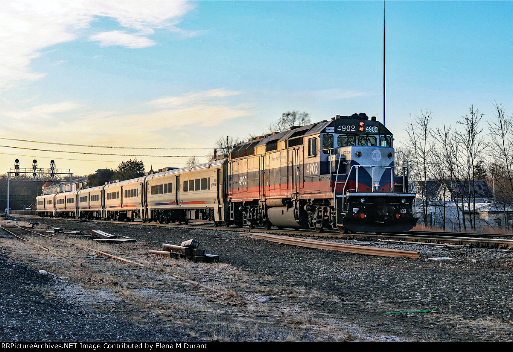 MNCR 4902 on train 1105